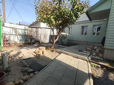 Продажа полдома: Продается пол дома в центре Рабочего Городка. Общий участок 4 сотки — 12