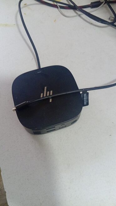 Səsgücləndiricilər, qulaqlıqlar və mikrofonlar: HP brendinə məxsus qara rəngli USB-C dok stansiyası. Bu cihaz USB-C