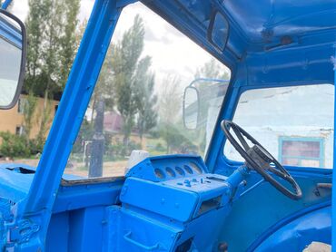 Тракторы МТЗ (Беларус): Трактор МТЗ 80 синего цвета с кабиной. Оборудован передними фарами и — 9