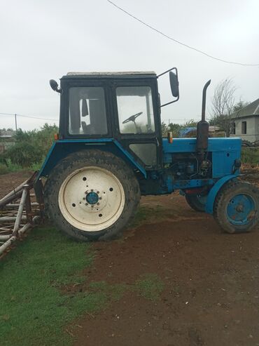 Süd sağan aparatlar: Mavi rəngli MTZ tipli təkərli traktor - Kabinalı, iki yan güzgülü -