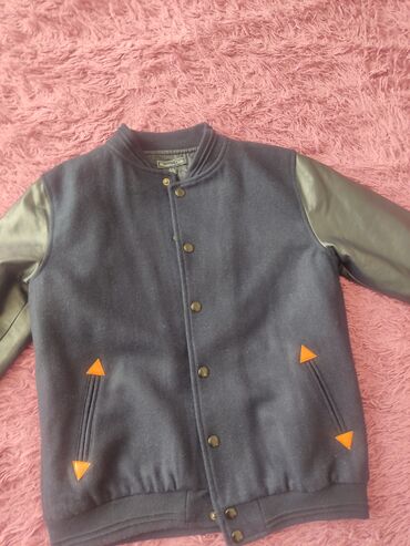 детская курточка на малыша: Весенняя лёгкая курточка с подкладом стеганная. Подойдёт с 8-11лет