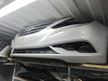 Передний бампер Hyundai Sonata (YF/рестайлинг). Цвет: белый перламутр