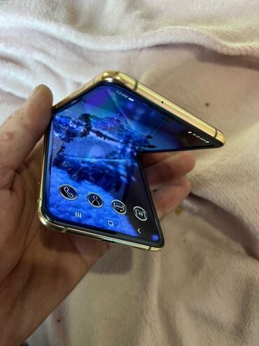 телефоны самсунг в рассрочку: Samsung Galaxy Fold, Б/у, 8 ГБ, цвет - Золотой, 1 SIM, eSIM