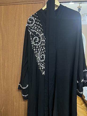 is batinka: Qara abaya – incə bəzəkli.Yenidir.Üzerinde baş örtüsü və kəməri var — 8