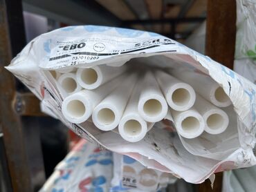 сколько стоит пластиковая труба для водопровода: Набор белых полипропиленовых труб, упакованных в полиэтиленовый пакет