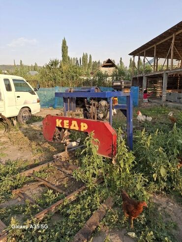 кромочный фрезер: Переносная ленточная пилорама, выполненная в красно-синей гамме