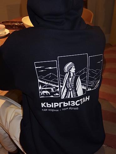 национал: Худи «Кыргызстан — где корни, там душа» - Унисекс худи с капюшоном и — 2