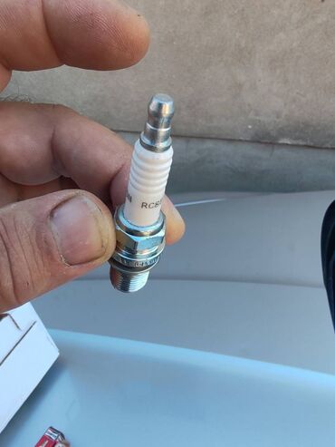 Auto delovi: Svećica Champion RC8BYC OE030 sa dva kraka. Imam 3 komada. Cena 350 na lalafo.rs — 9 Auto delovi: Svećica Champion RC8BYC OE030 sa dva kraka. Imam 3 komada. Cena 350 — 9