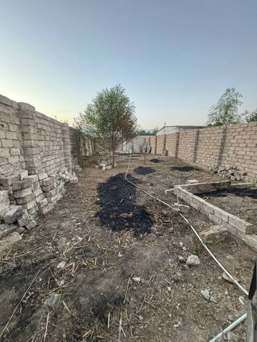 Torpag Suraxanıda emircan da yerləşir.4 tərəfi hündür zabor.bahali