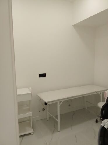 Kommersiya daşınmaz əmlakının satışı: KLİNİKA icarəyə verilir. Otaqların sayı 21 di. SAHƏSİ 430 kV . YENİ — 9