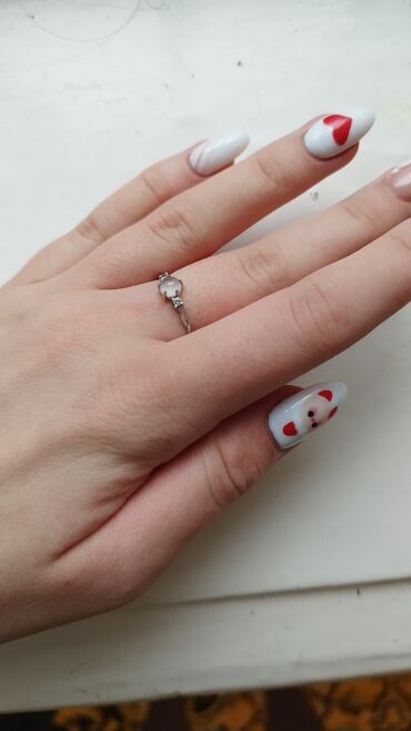 кольцо для девушек: Продаю кольцо из серебра с лунным камнем . состояние новое выглядит