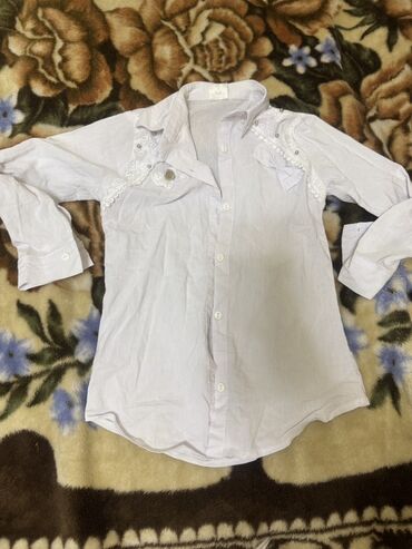 Koftalar, sviterlər: Uşaq geyimi - Ağ uzunqol köynək: Ön hissədə qrafik printli dizayn — 9