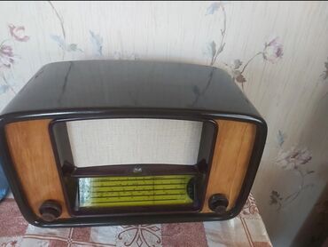 Bu, qəhvəyi korpusa malik vintaj radio qəbuledicisidir. Qəbuledicinin
