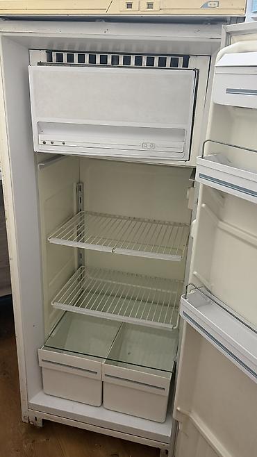 Продаётся холодильник Внутри всё на месте: полки, ящики, дверные