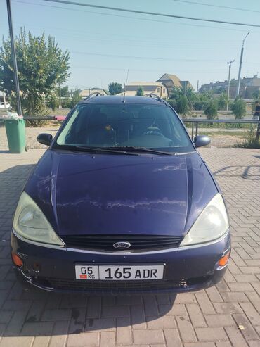 машина раф: Универсал Ford Focus синего цвета, оснащенный багажными рейлингами на