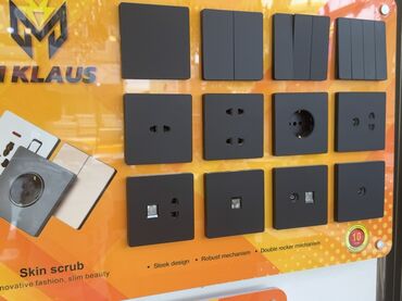 razetqa: Divarda quraşdırılmış bu elektrik açarları və rozetkalar dəsti