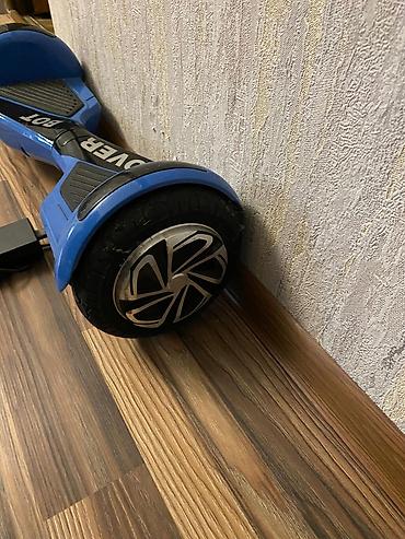 hoverboard ikinci el: Hover BOT hoverboardu. Mavi rəngdədir və balanslaşdırma təmin edir — 5