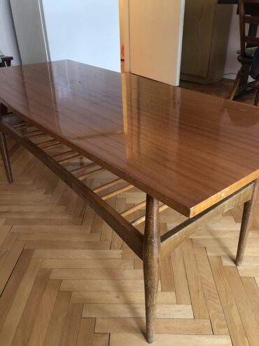 Setovi stolova i stolica: Dve drvene stolice i drveni stočić presvučen ultrapasom, nalaze se na — 10