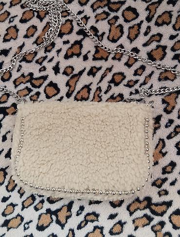 Torbe: Nova moderna Stradivarius torbica 
20 X 14 cm — 6