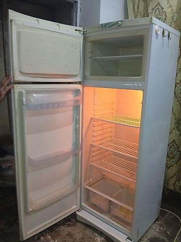 Indesit iki kameralı soyuducu - Üst bölmədə dondurucu, alt bölmədə