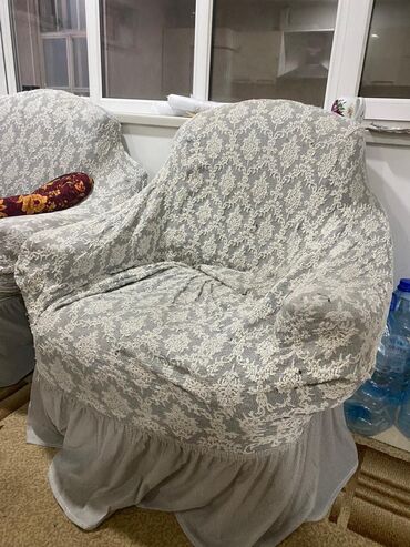 диван 2500: Продаю 2 комплекта дивана с креслами по 11 000 сомов каждый и шифоньер