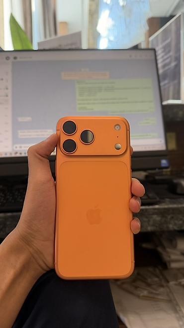 IPhone 17 Pro Max, Б/у, 256 ГБ, Оранжевый, Чехол, 99 %