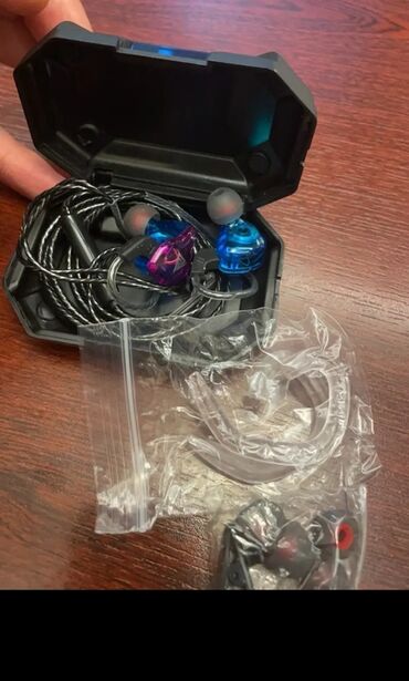 Qulaqcıqlar: Yeni Simli Qulaqcıqlar, QKZ, rəng - Bənövşəyi -da lalafo.az — 6 Qulaqcıqlar: Yeni Simli Qulaqcıqlar, QKZ, rəng - Bənövşəyi — 6