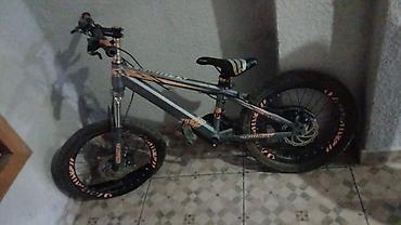 Велосипед BMX/стрит в серо-оранжевом оформлении. Компактная рама с