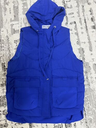 стильная верхняя одежда больших размеров: Утеплённый жилет с капюшоном, ярко‑синего цвета. Характеристики: -