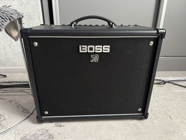 музыкальная техника: Гитарный усилитель Boss Katana, выполненный в черном цвете