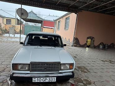 VAZ (LADA): VAZ 2107, ağ rəng, sedan kuzov. Xüsusiyyətlər: - 4 qapı, 5 nəfərlik — 5