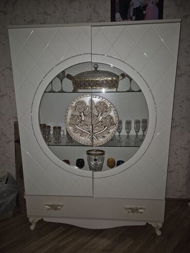 Qonaq otağı dəstləri: Dolab, Komod, Masa və oturacaqlar, Malayziya — 1