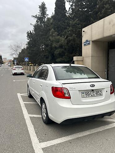aftomobil: Kia Rio: 1.4 l | 2010 il Sedan — 2