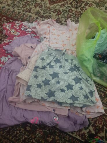 Верхняя одежда: Отдам даром детские вещи на девочку 4-5 лет. Платье, шорты, футболки
