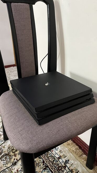 плестейшн 2: Продаю PS4 Pro 1 TB В идеальном состоянии. Пользовались только год