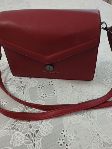 Çantalar: Çiyin çantası, Charles & Keith, Yeni
