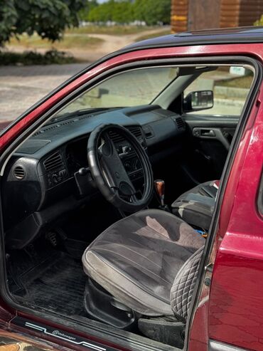 наклейки для машины: Представляем хэтчбек Volkswagen Golf III бордового цвета с пятидверным