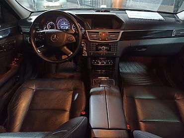 Другие автомобили: Седан бизнес‑класса темно‑бордового цвета. Кузов — классический — 8