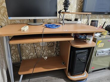 столы на переднем плане: Компьютерный Стол, цвет - Коричневый, Б/у