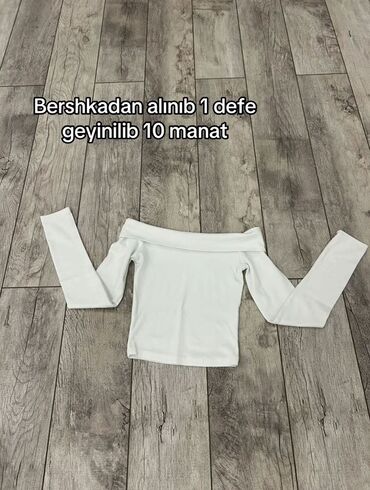 Hicab: Bershka brendinin ağ rəngli off-shoulder (çiyin açıq) uzunqollu