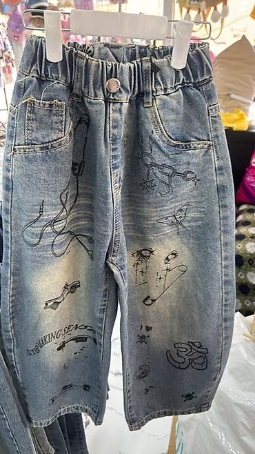 cins şalvarlar 2022: Uşaq cins şalvarı - Model: Açıq-mavi denim, geniş kəsim - Üzərində — 1