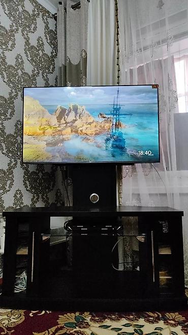 телевизор яндекс: Телевизор с тонкими рамками, диагональ около 43–50", установлен на — 2