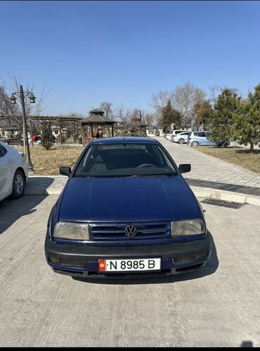 Volkswagen: Volkswagen Vento: 1995 г., 1.8 л, Механика, Бензин, Седан