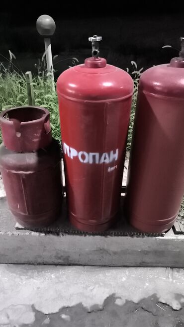 двуспальная кровать с подъемным механизмом: Пропановые газовые баллоны (красные), вертикальные. - Назначение: для