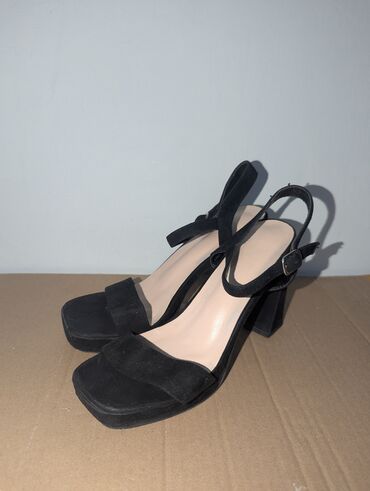 Ботинки и ботильоны: Продаю женские ботильоны на устойчивом каблуке. Чёрные 39го — 7