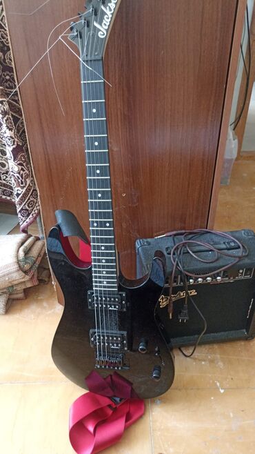 Pianolar: Elektrik gitara və gücləndirici dəsti - Gitara: Jackson elektrik