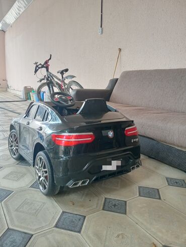 uşaq cemperləri: Qara rəngdə olan BMW uşaq elektrik avtomobili. Bu model uşaqlara