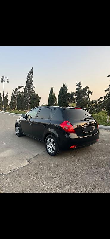 kia ceed 2010 universal: Kia Ceed hetçbek kuzalı avtomobil. Qara rəngdədir və 5 qapılı kuzova — 2