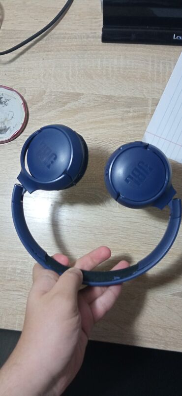 jbl p35: Original Jbl tune 510bt satiram.Sadəcə yumsaq yerde olan plonkasi