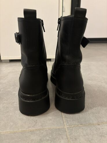 Gležnjače: Gležnjače, Liu Jo, 38 — 4